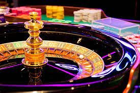 Pengguna memeriksa alur deposit dari ponsel